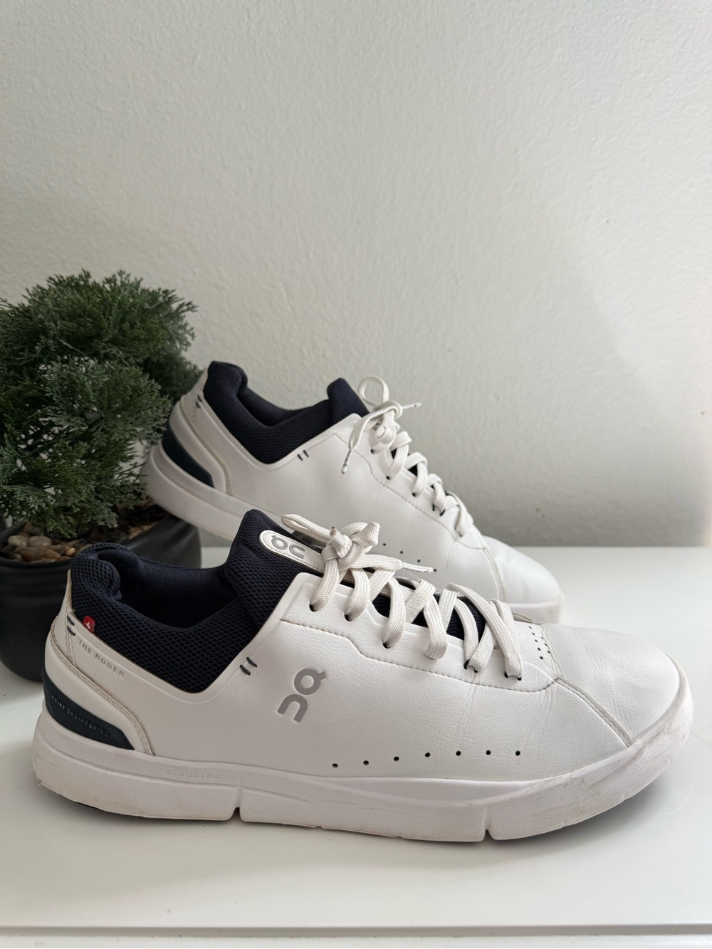 On Running Men size 12 the Roger avantage  Low-Top Sneakers in White and Black - Picture 2 of 10